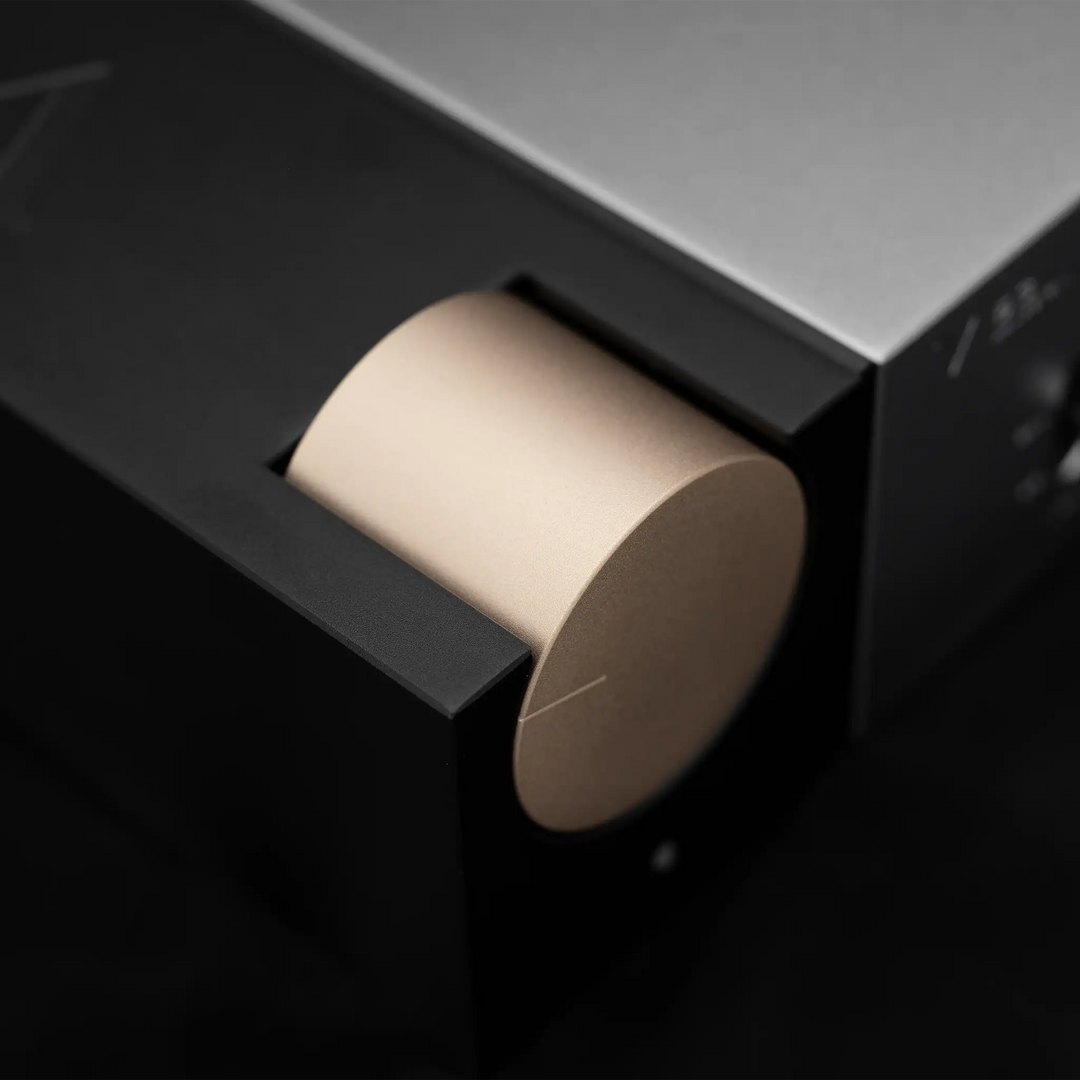 DUNU V53 headphone amplifier extreme closeup of volume knob